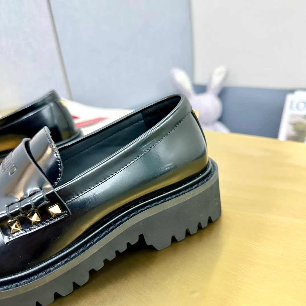 👟👟Ex-factory price 560👟👟 2024【VALENTINO】Valentino's early spring fashionable slip-on loafers are hot new🆕 Versatile style with temperament💃🏻 Slay the whole audience immediately when you put them on [Love] The ultra-simple design is more timeless and attractive! Fashionable and neat feeling, it is a magic tool for increasing your height and slimming down ✨ The shoe collar is specially added with anti-wear latex! You won't feel tired after walking all day long🦶🏻 The upper is made of open-edge beaded cowhide material and paired with a calfskin lining, which is full of texture! 👿Bottom thickness 4.0cm 👿Color: Black Brown 👿Size: 35-40 Factory ready supply